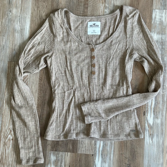 Long sleeve crop top. - Picture 4 of 4